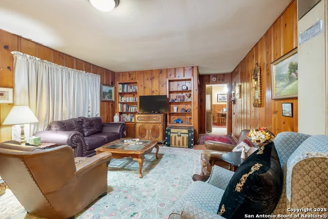 461 Highway 173 S Devine, TX 78016